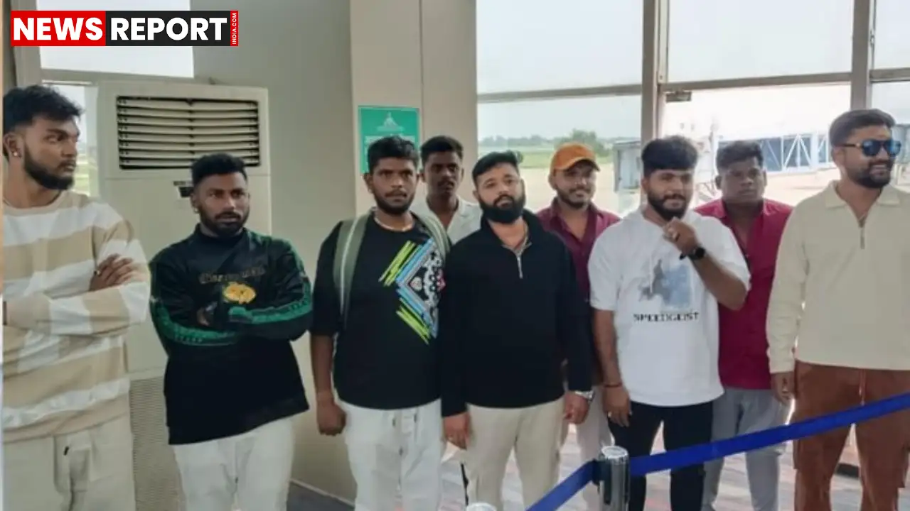 बेंगलुरु-वाराणसी एअर इंडिया एक्सप्रेस की फ्लाइट में यात्री ने कॉकपिट का दरवाजा खोलने की कोशिश की, सुरक्षा एजेंसियों ने 9 को हिरासत में लिया।