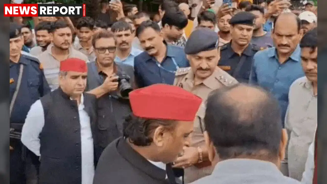 अखिलेश यादव ने इटावा-मैनपुरी मार्ग पर दुर्घटनाग्रस्त पति-पत्नी और नाबालिग बेटी को अपनी एंबुलेंस से अस्पताल भिजवाया।