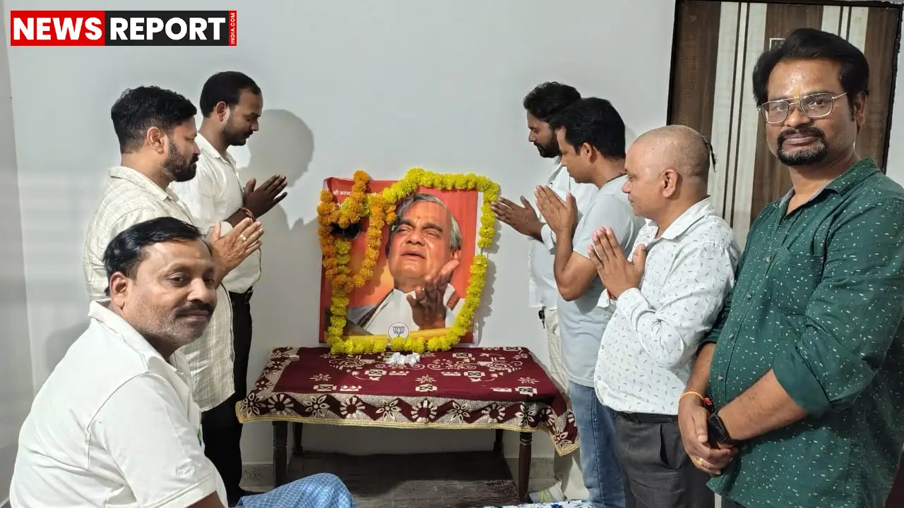 वाराणसी: रामनगर-पूर्व प्रधानमंत्री अटल बिहारी वाजपेयी की पुण्यतिथि पर दी गई भावभीनी श्रद्धांजलि