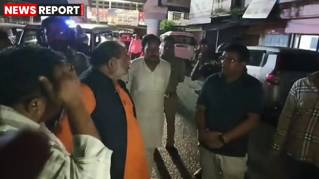 बलिया में नव-निर्मित पुल के बिना उद्घाटन चालू होने पर परिवहन मंत्री दयाशंकर सिंह ने PWD अधिकारियों को कड़ी फटकार लगाई और इसे सरकार विरोधी कार्यशैली बताया।