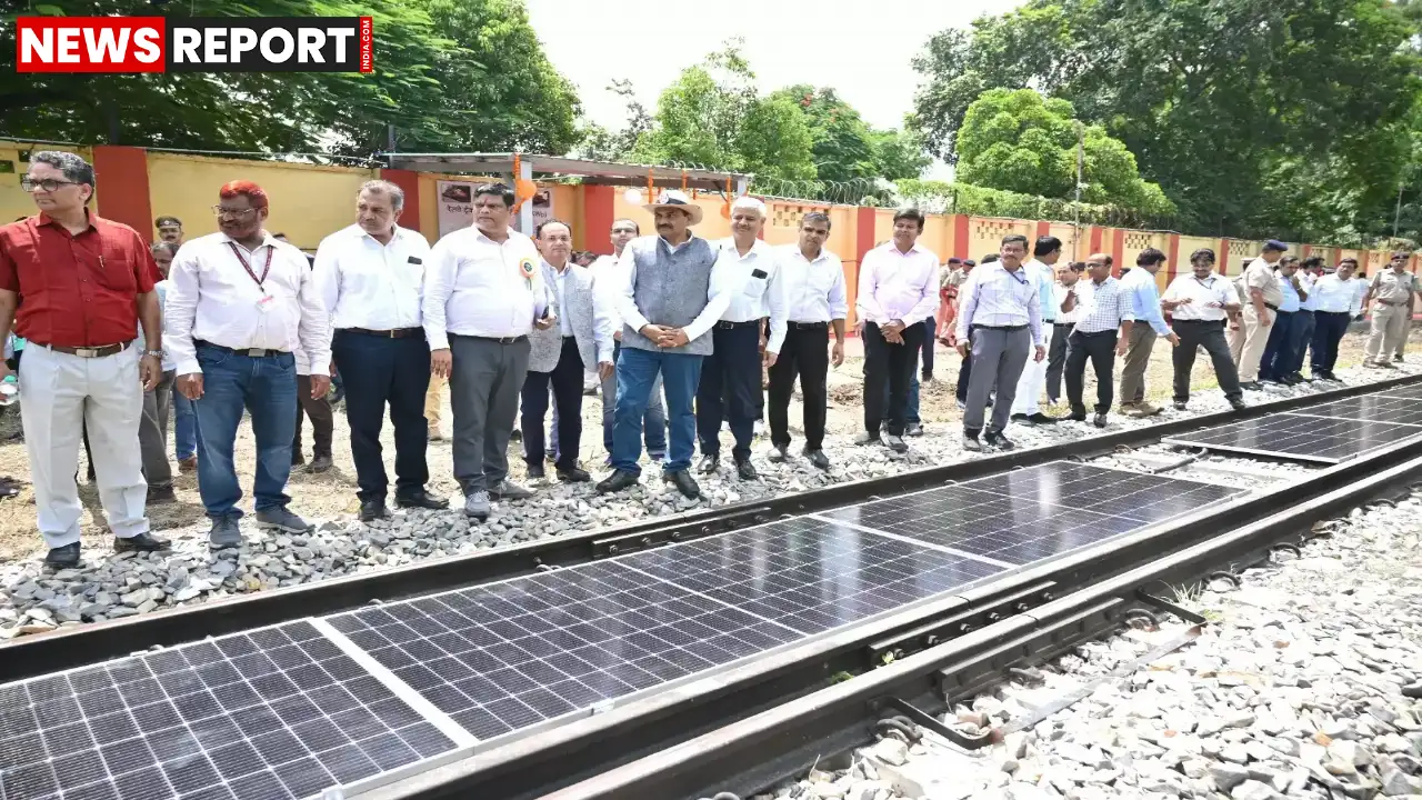 बनारस रेल इंजन कारखाना ने सक्रिय रेल पटरियों के बीच हटाने योग्य सौर पैनल प्रणाली का सफलतापूर्वक परीक्षण किया है, जो भारतीय रेलवे का पहला ऐसा नवाचार है।