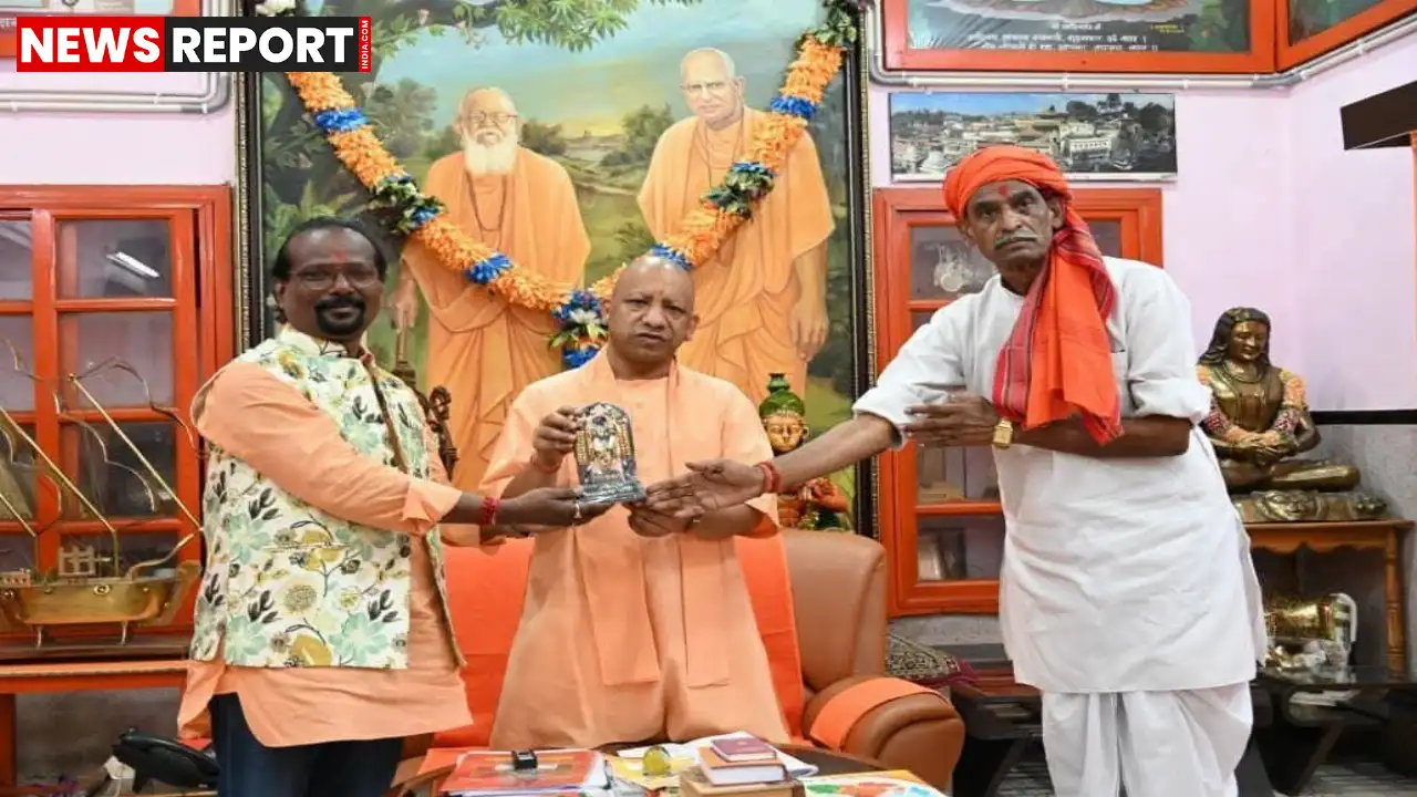 नवरात्रि पर गोरखनाथ मंदिर में भिखारी प्रजापति ने योगी आदित्यनाथ से भेंट की, राम प्रतिमा भेंट कर लिया आशीर्वाद और गोरक्षा पर चर्चा हुई।
