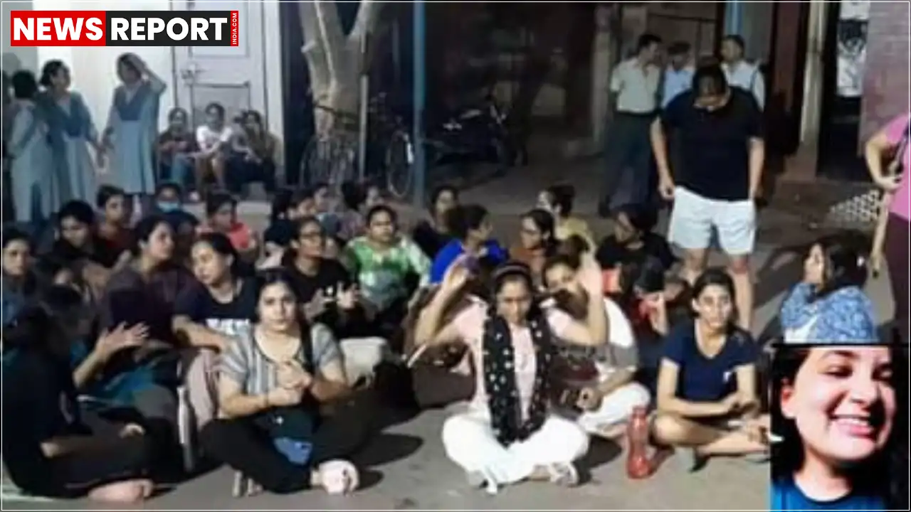 बीएचयू अस्पताल में इलाज के दौरान जम्मू की शोध छात्रा की मौत के बाद छात्राओं ने अस्पताल प्रशासन पर लापरवाही का आरोप लगाते हुए इमरजेंसी विभाग में धरना प्रदर्शन किया और दोषियों पर कार्रवाई की मांग की।