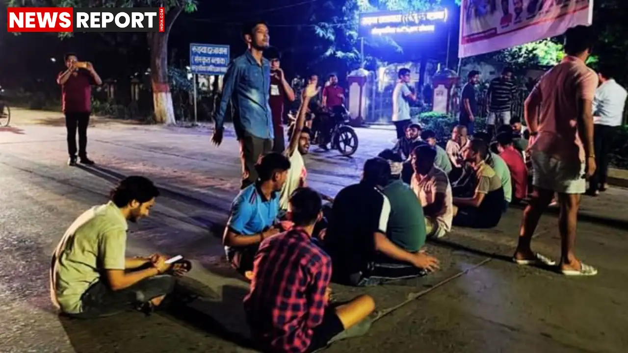 वाराणसी: बीएचयू में मेस चार्ज वृद्धि पर छात्रों का विरोध, प्रॉक्टोरियल बोर्ड के हस्तक्षेप से मामला हुआ शांत वाराणसी: बीएचयू में मेस चार्ज वृद्धि पर छात्रों का विरोध, प्रॉक्टोरियल बोर्ड के हस्तक्षेप से मामला हुआ शांत