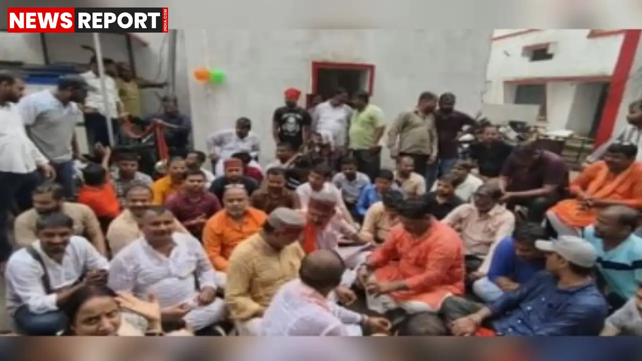 मिर्जापुर में भाजपा नेता कृष्ण कुमार सिंह के साथ बैंक में दरोगा सुनील कुमार राय ने की अभद्रता, थप्पड़ मारने के विरोध में कार्यकर्ताओं ने किया धरना।
