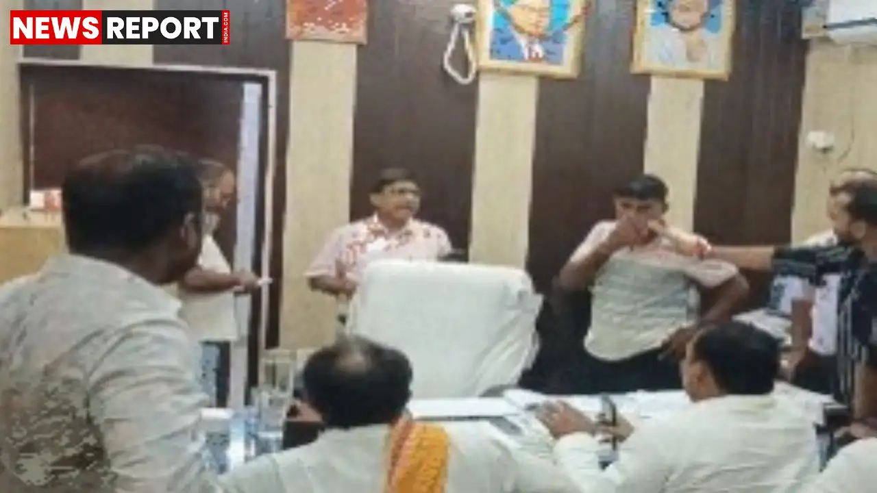 बलिया में बिजली कटौती से परेशान भाजपा नेता भैया मुन्ना बहादुर सिंह ने अधीक्षण अभियंता लाल जी सिंह को जूते से पीटा, पुलिस जांच जारी है।