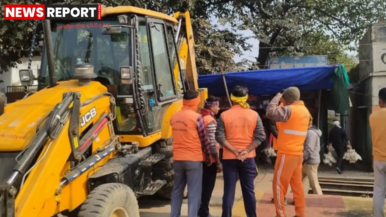 चंदौली में रामनगर रोड पर वर्षों से बिना लाइसेंस चल रही मांस दुकान को प्रशासन ने बुलडोजर से ध्वस्त किया, कार्रवाई से हड़कंप।