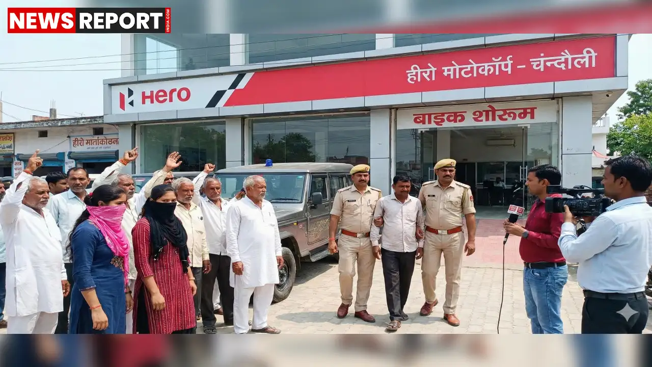 चंदौली के एक बाइक शोरूम में दो महिला कर्मियों ने मैनेजर पर यौन शोषण का आरोप लगाया, जिसके बाद थाने में घंटों ड्रामा चला।