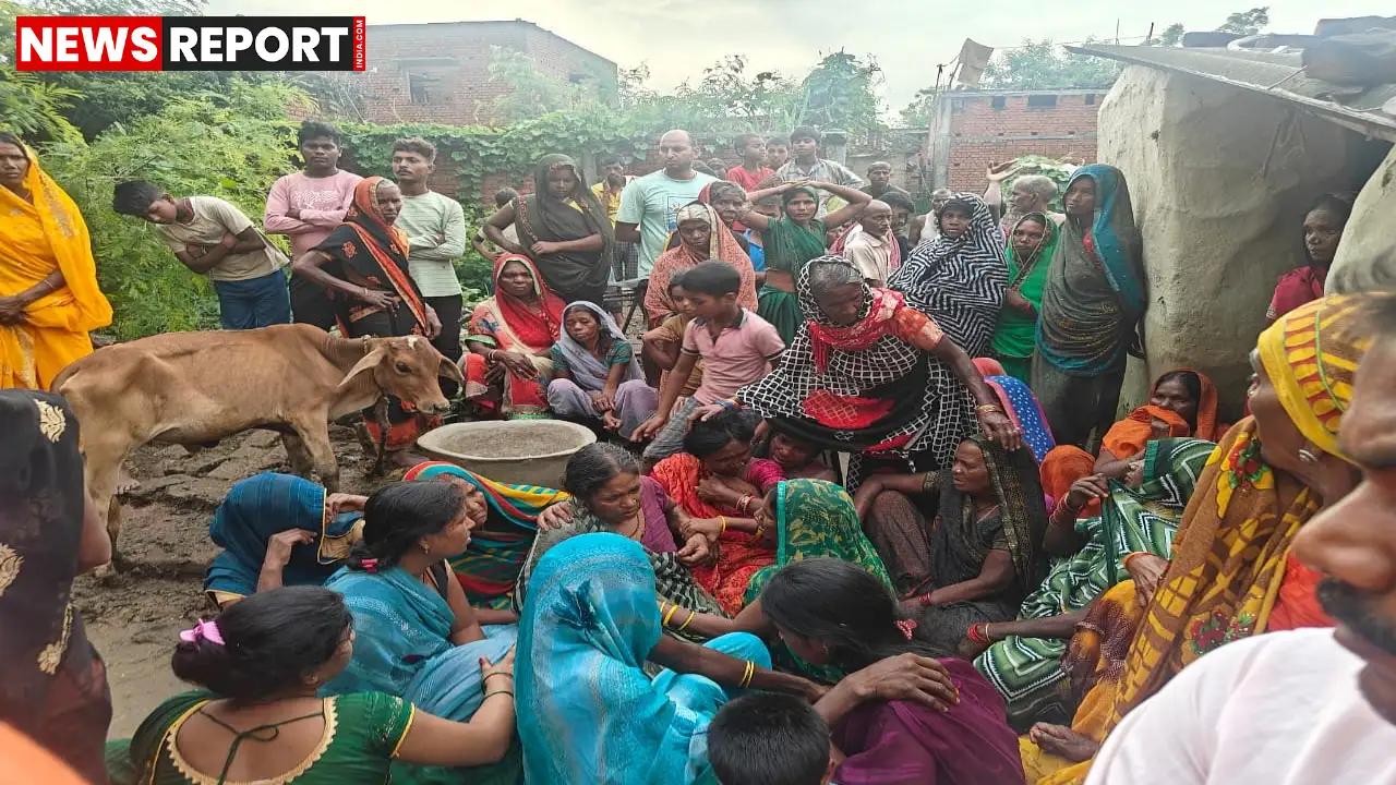 चंदौली के बुधवार गांव में भारी बारिश के कारण कच्चा मकान ढहने से पिता और पुत्र की दर्दनाक मौत हो गई।