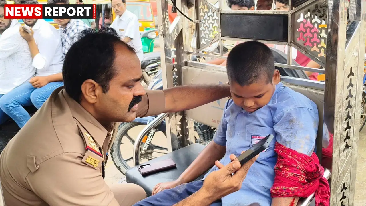 चंदौली के मुगलसराय में एक स्कूली बच्चा साइकिल से ट्रैक्टर से टकरा गया, जिससे वह गंभीर रूप से घायल हो गया। रेलवे चौकी प्रभारी अजय यादव ने तत्परता दिखाते हुए बच्चे को अस्पताल पहुंचाया और ट्रैक्टर को जब्त कर लिया।