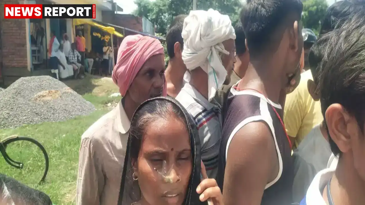 चंदौली के अलीनगर में सड़क हादसे में युवक विवेक कुमार की मौत के बाद ग्रामीणों ने न्याय और मुआवजे की मांग को लेकर मार्ग जाम किया.