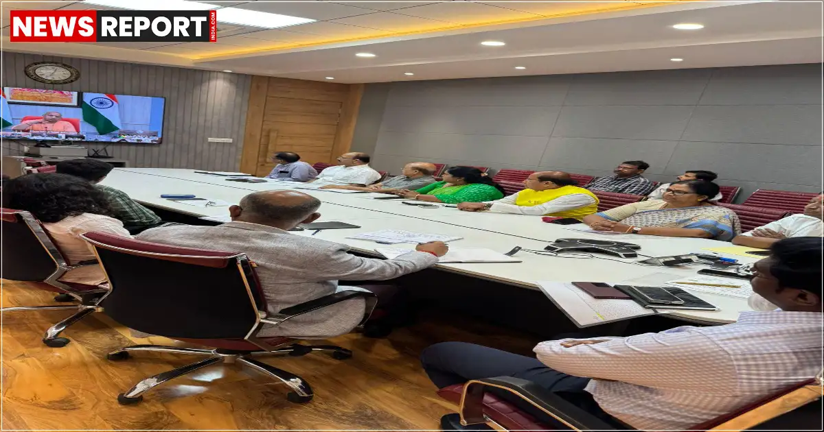 मुख्यमंत्री योगी आदित्यनाथ ने वीडियो कॉन्फ्रेंसिंग के माध्यम से लोक निर्माण विभाग की समीक्षा बैठक की, जिसमें विधायक सुरेंद्र मैथानी ने कानपुर के विकास के लिए सड़कों और पुलों का प्रस्ताव रखा।