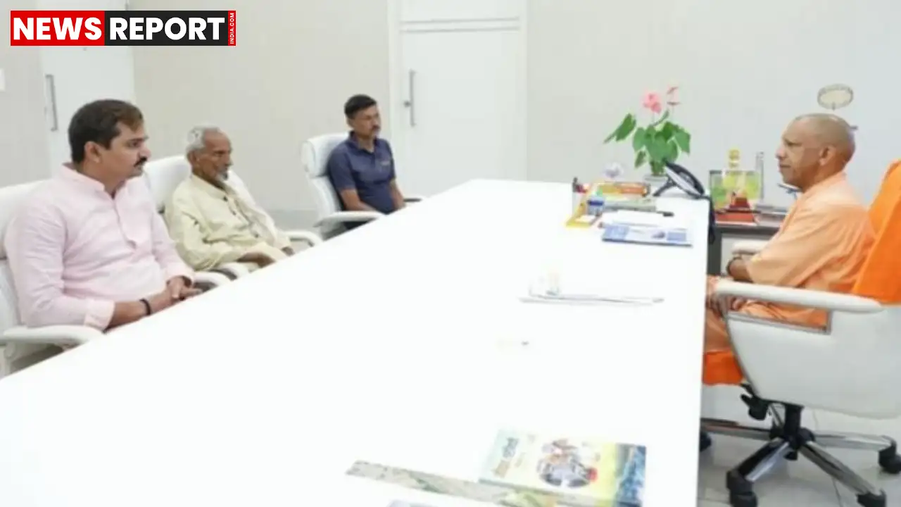 लखनऊ: लाठीचार्ज कांड के बाद पीड़ित परिवार से मिले मुख्यमंत्री योगी, हर संभव मदद और न्याय का दिया आश्वासन