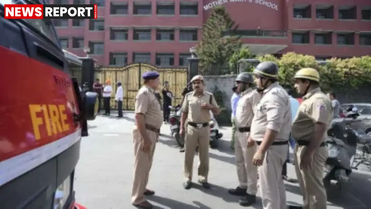 राजधानी दिल्ली में डीपीएस द्वारका सहित कई स्कूलों और एक कॉलेज को बम से उड़ाने की धमकी मिली जिससे हड़कंप मच गया, पुलिस जांच जारी है।