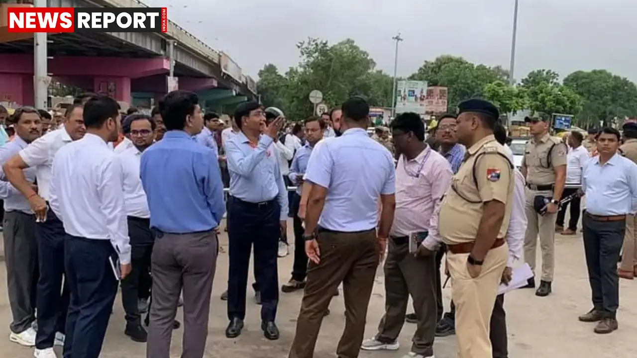 लखनऊ मंडल के डीआरएम सुनील कुमार वर्मा ने वाराणसी कैंट स्टेशन का औचक निरीक्षण कर गंदगी पर अधिकारियों को फटकारा और स्वच्छता पखवाड़े की शुरुआत की।