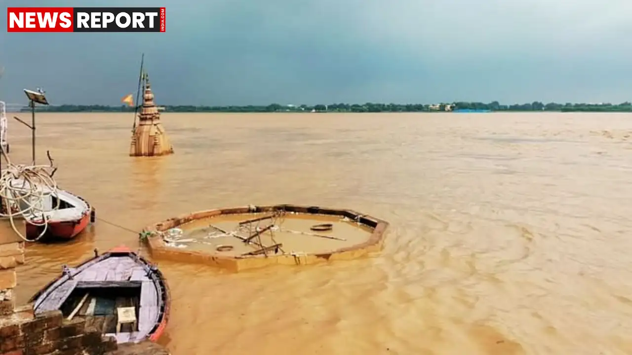 वाराणसी में गंगा का जलस्तर चेतावनी बिंदु पार कर खतरे के निशान की ओर बढ़ रहा है जिससे बाढ़ की स्थिति गंभीर हो गई है और घाटों पर असर दिख रहा है।