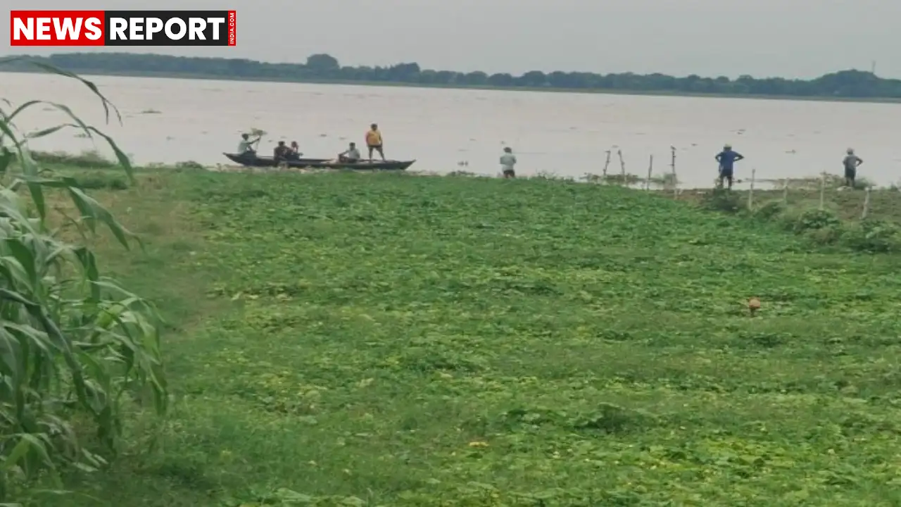 गाजीपुर में गंगा का जलस्तर लगातार घट रहा है लेकिन यह अभी भी चेतावनी बिंदु से ऊपर है, जिससे किसानों की फसलें बर्बाद हो रही हैं।