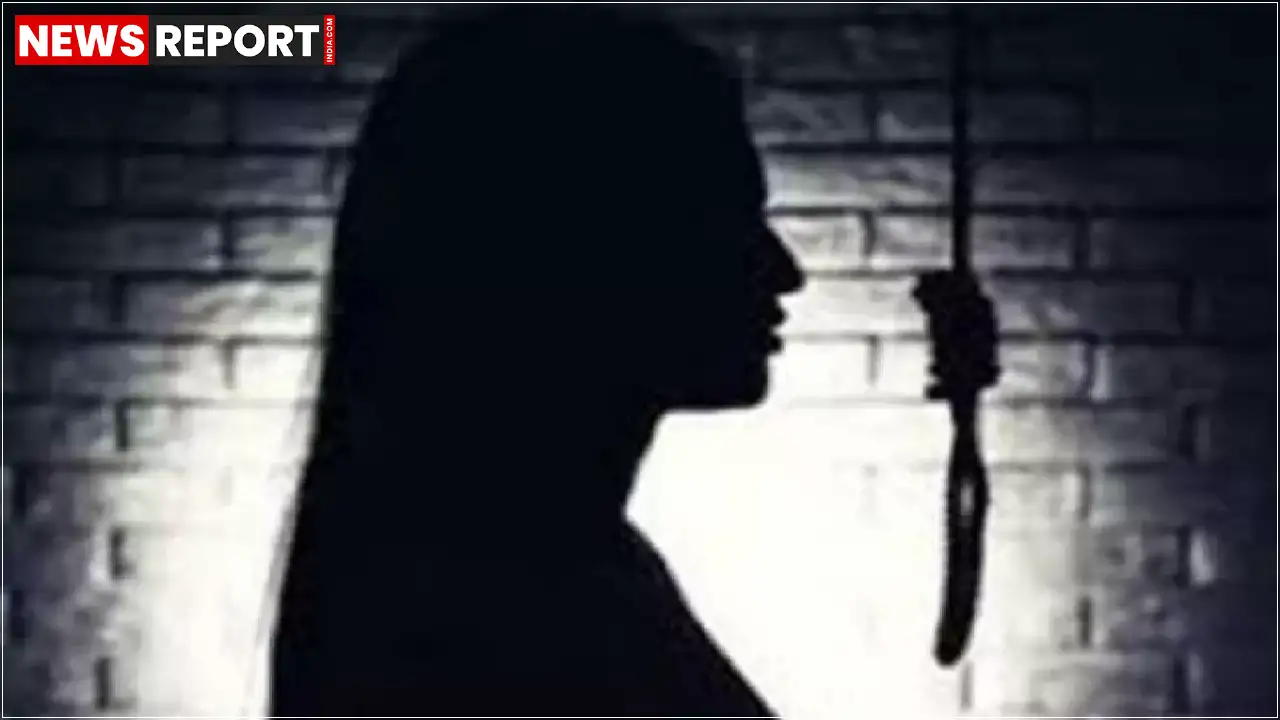 कानपुर के गोविंदनगर में एक इंटर की छात्रा ने मानसिक प्रताड़ना से तंग आकर आत्महत्या कर ली, परिजनों ने गुलशन नामक युवक पर शादी के लिए दबाव बनाने और धमकी देने का आरोप लगाया है।