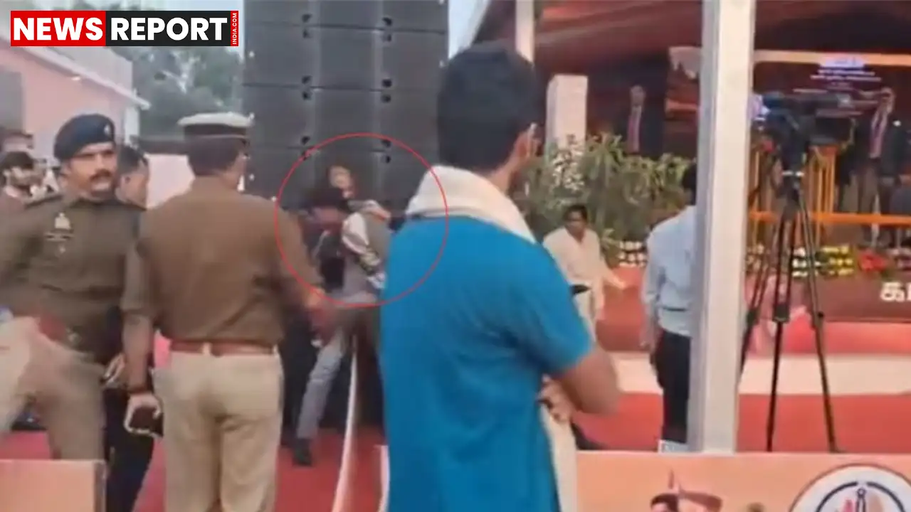 वाराणसी: काशी तमिल संगमम में सुरक्षा घेरा तोड़ युवक मंच के पहुँचा पास, मचा हड़कंप वाराणसी: काशी तमिल संगमम में सुरक्षा घेरा तोड़ युवक मंच के पहुँचा पास, मचा हड़कंप