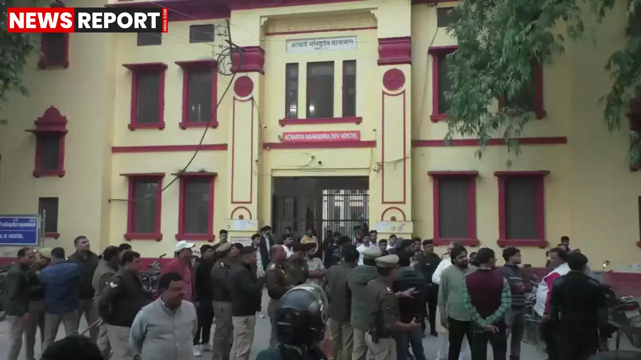 वाराणसी के काशीविद्यापीठ विश्वविद्यालय में एलएलएम छात्र को तीन पूर्व छात्रों ने पिस्टल दिखाकर धमकाया, जिससे परिसर में हड़कंप मच गया।