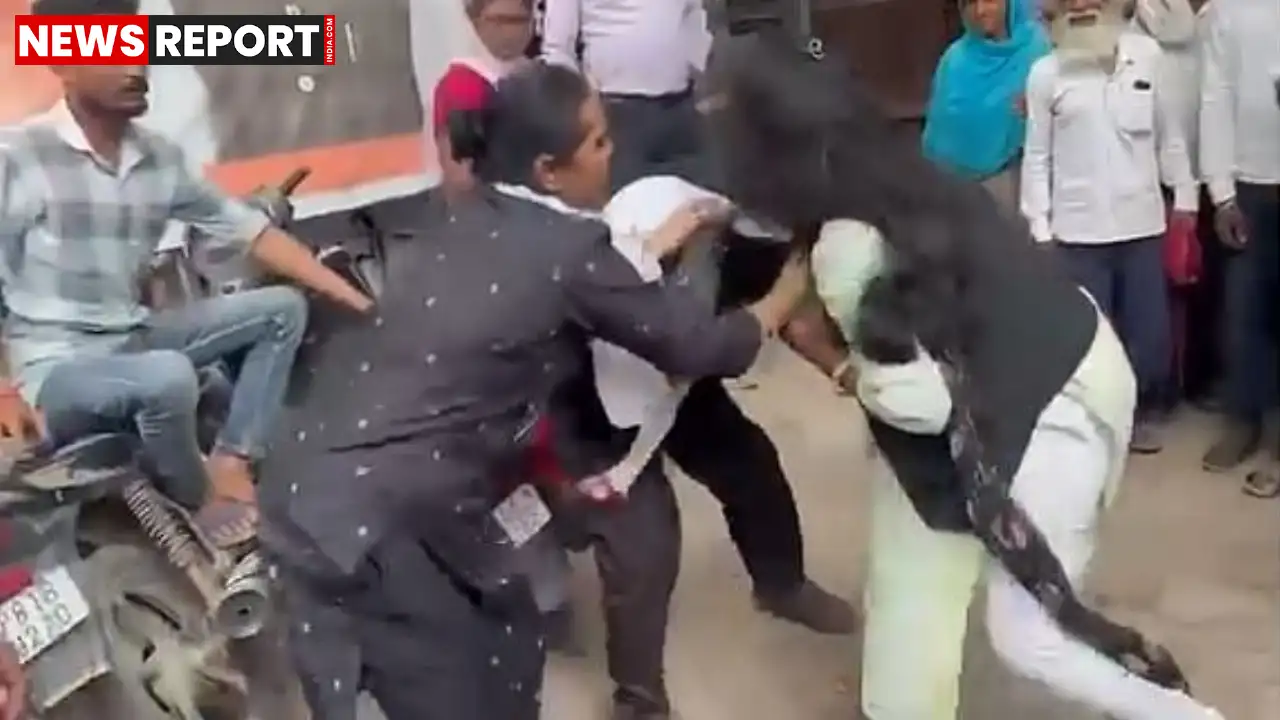 मथुरा कलेक्ट्रेट में महिला वकीलों के चैंबर विवाद ने हिंसक रूप ले लिया, जहां दो महिला वकीलों ने सरेआम मारपीट की, तमाशबीनों ने घटना का वीडियो बनाया।