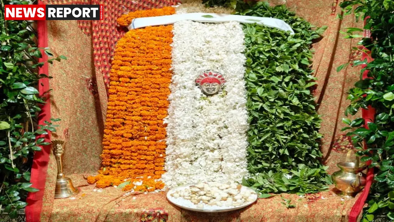 मिर्जापुर के अदलपुरा स्थित बड़ी शीतला माता मंदिर में स्वतंत्रता दिवस पर तिरंगे की रोशनी में देशभक्ति और आस्था का अद्भुत संगम दिखा।