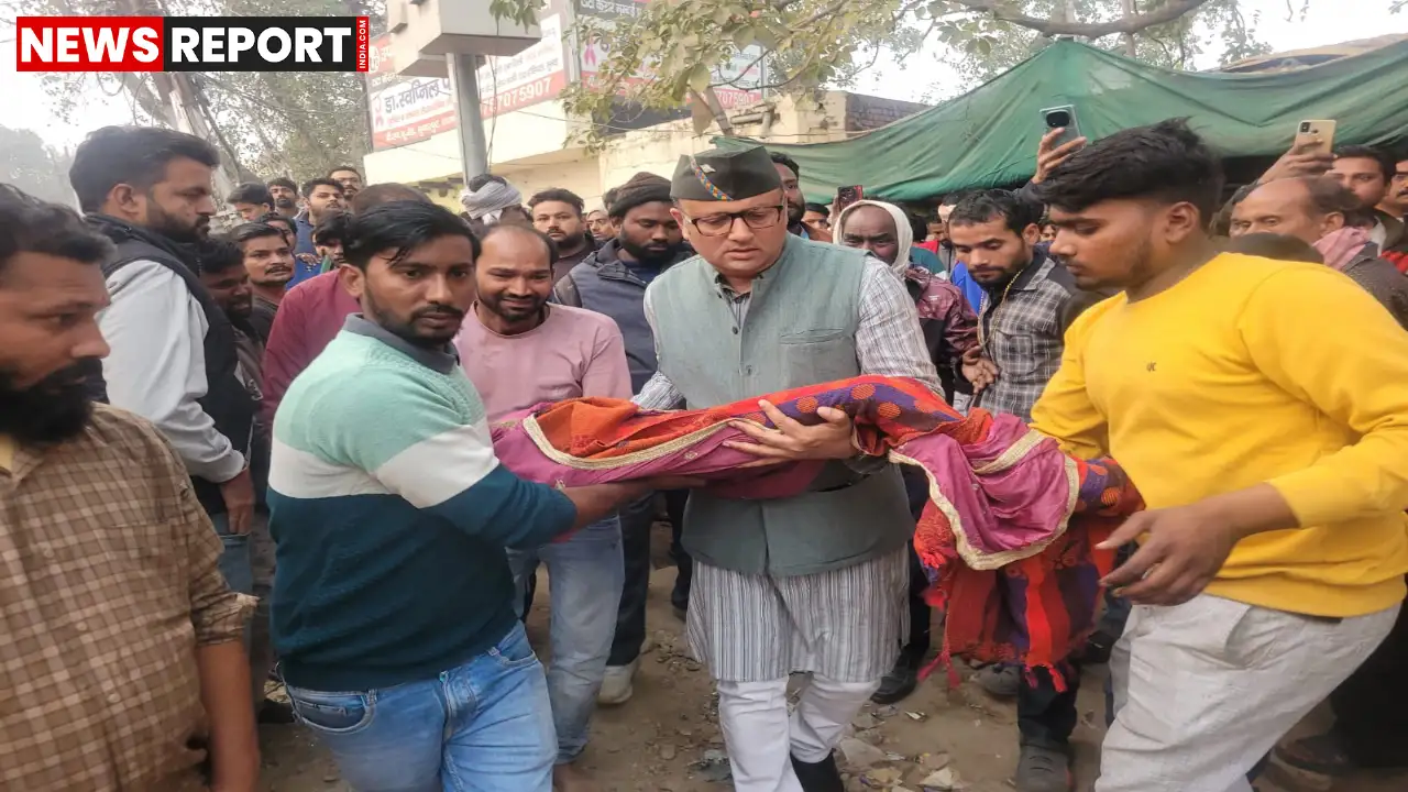 वाराणसी के सुंदरपुर में सड़क हादसे में मासूम की मौत के बाद विधायक सौरभ श्रीवास्तव ने बच्चे को गोद में उठाकर परिजनों को ढांढस बंधाया, चक्का जाम हटवाया।