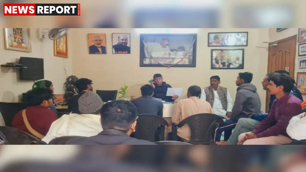 वाराणसी में विधायक सौरभ श्रीवास्तव ने पांच घंटे तक जनसुनवाई कर लोगों की समस्याएं सुनीं और अधिकारियों को त्वरित समाधान के निर्देश दिए।