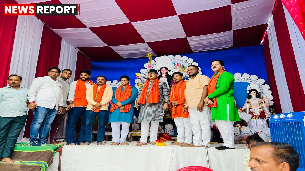 वाराणसी: रामनगर में माँ दुर्गा के पंडालों में गूँजी श्रद्धा की गूंज, विधायक सौरभ श्रीवास्तव ने नवाया शीश