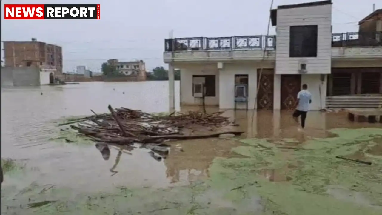डीडीयू नगर में नरायनपुर नहर का तटबंध टूटने से सैकड़ों बीघा फसलें और घर जलमग्न, आक्रोशित किसानों ने किया विरोध प्रदर्शन।