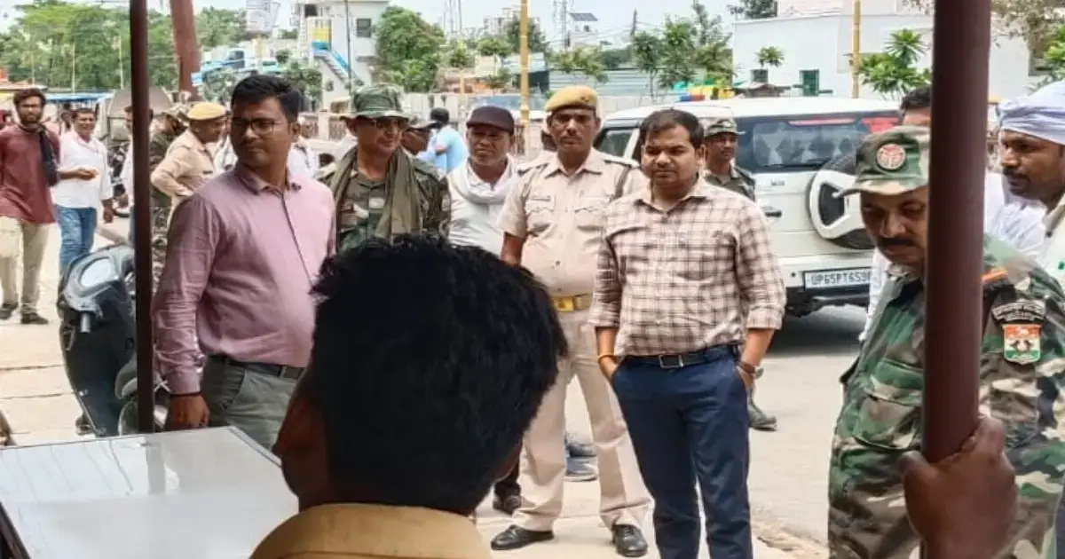 वाराणसी के रामनगर में जोनल अधिकारी इंद्र विजय यादव के नेतृत्व में अतिक्रमण विरोधी अभियान चलाया गया, जिसमें सार्वजनिक नाले पर बने अवैध ठेले व गुमटियां हटाई गईं और ₹2700 का जुर्माना वसूला गया।