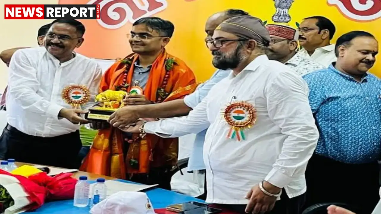वाराणसी में विनोद गुप्ता ने सिविल डिफेंस के चीफ वार्डन का कार्यभार संभाला, डीएम ने उन्हें पद व गोपनीयता की शपथ दिलाई।