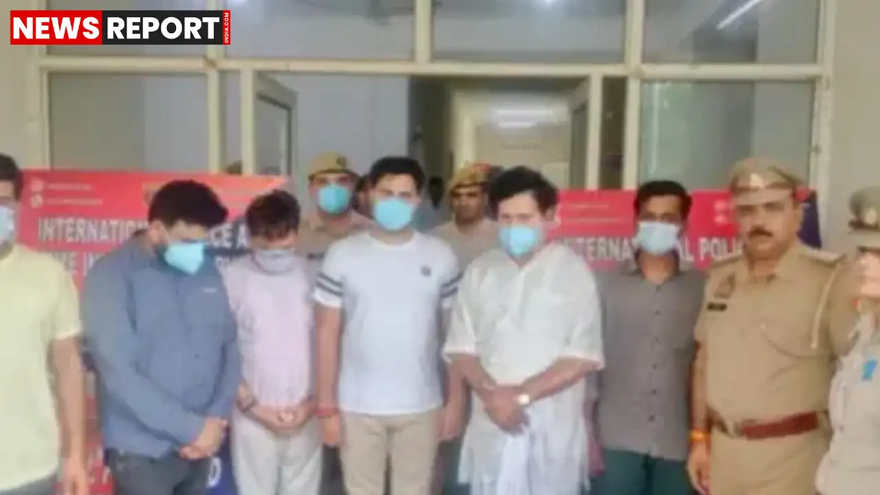 नोएडा पुलिस ने सेक्टर-70 में फर्जी अंतर्राष्ट्रीय पुलिस ब्यूरो का खुलासा किया, छह सदस्य गिरफ्तार किए गए और नकली दस्तावेज बरामद हुए।