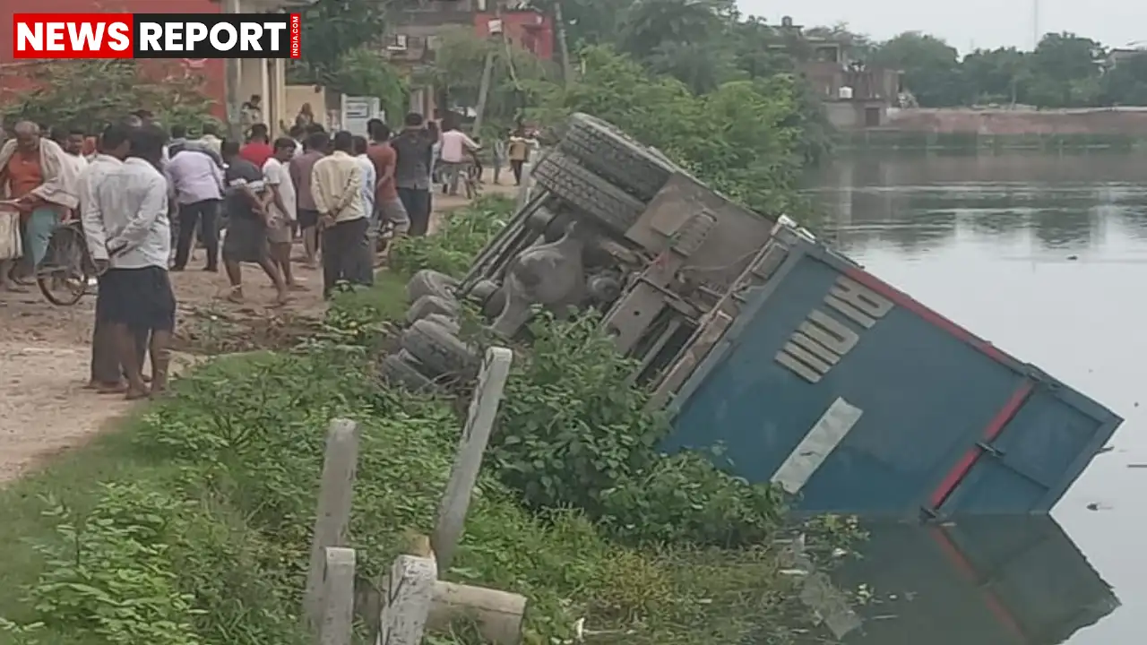 वाराणसी के रामनगर में सगरा पोखरा के पास गिट्टी से लदा ओवरलोड ट्रक पलटा, चालक-खलासी सुरक्षित, बड़ा हादसा टला