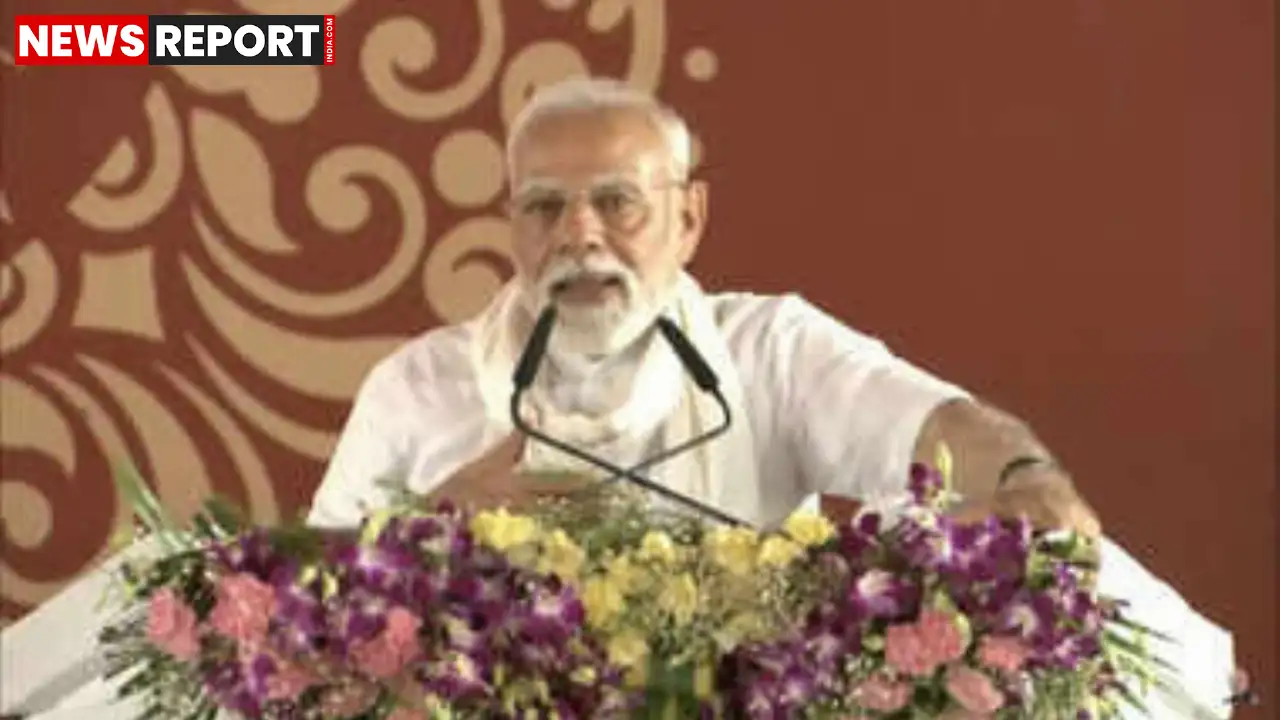 प्रधानमंत्री नरेंद्र मोदी ने वाराणसी में 52 विकास परियोजनाओं का लोकार्पण किया, किसानों को सौगात दी और विपक्ष पर निशाना साधा।