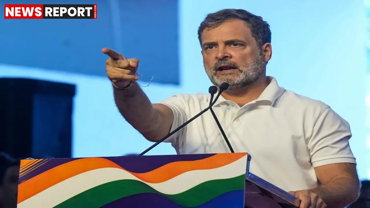 राहुल गांधी ने चुनाव आयोग पर 'वोट की चोरी' का गंभीर आरोप लगाया, जिससे देश की सियासत में भूचाल आ गया है।