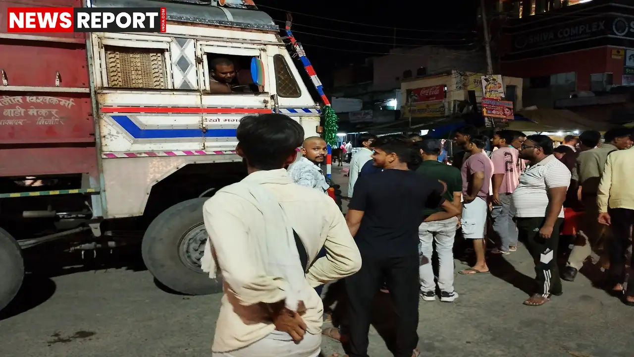 वाराणसी के रामनगर में नो-एंट्री में घुसी तेज रफ्तार ट्रक से बड़ा हादसा टल गया, स्थानीय लोगों ने पुलिस पर लापरवाही का आरोप लगाया।
