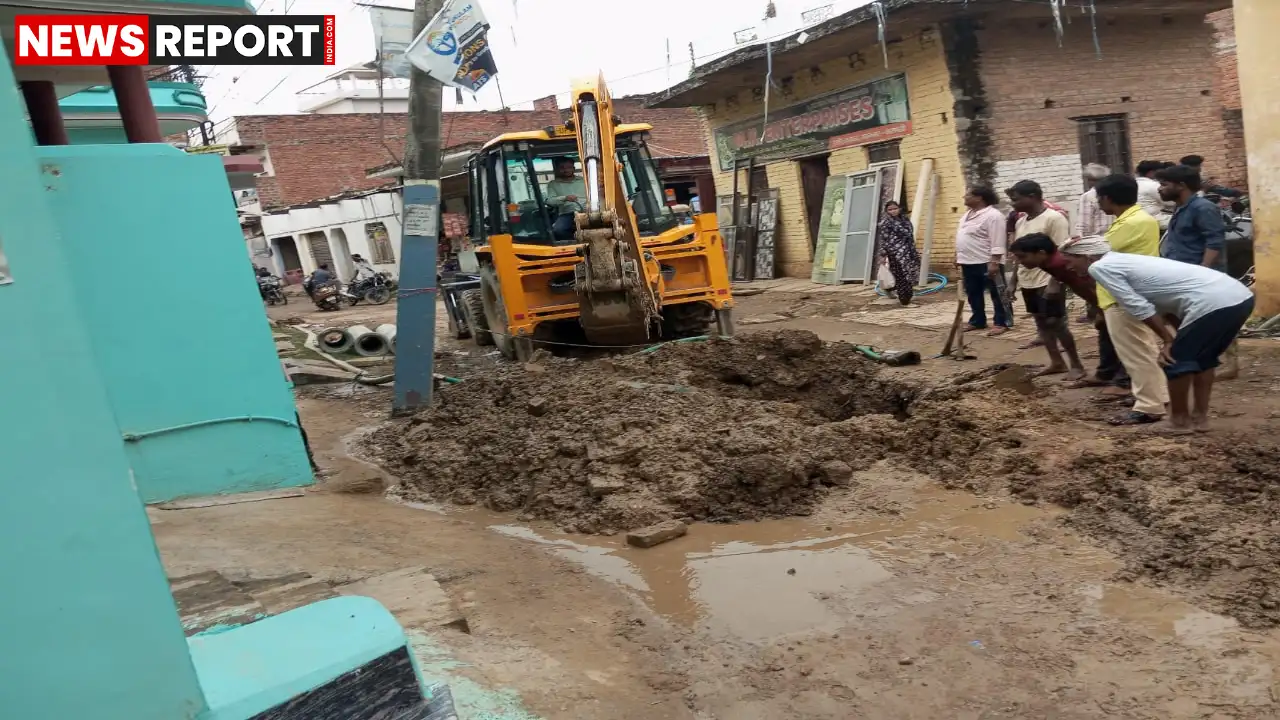 वाराणसी के रामनगर में जल निगम की खुदाई से पाइपलाइनें टूटीं, जिससे कई घरों में जलापूर्ति ठप हो गई और नागरिक परेशान हैं।