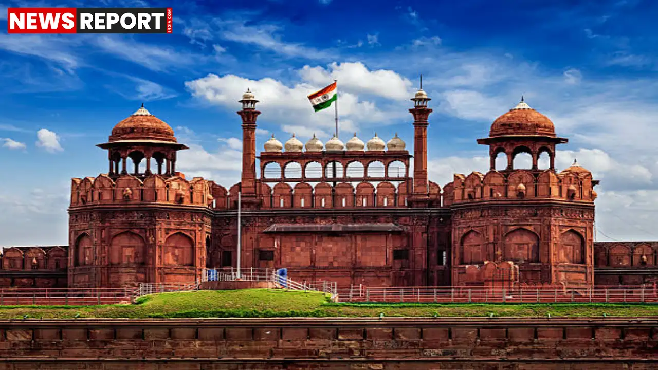 स्वतंत्रता दिवस से पूर्व लालकिला सुरक्षा में डमी बस की सेंधमारी से सात पुलिसकर्मी निलंबित किए गए हैं, यह एक सुरक्षा जांच अभ्यास था।