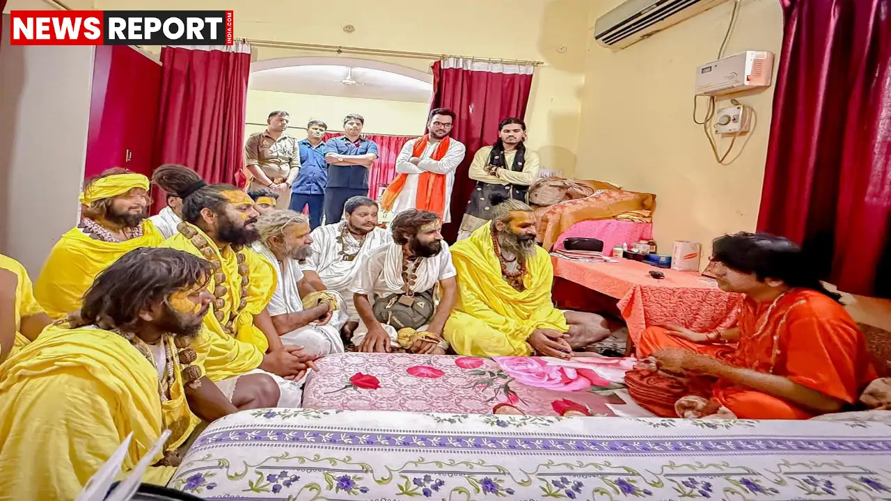 वाराणसी: WWE रेसलर रिंकू सिंह ने प्रेमानंद शिष्यों संग किए बाबा विश्वनाथ के दर्शन, फेरी गदा वाराणसी: WWE रेसलर रिंकू सिंह ने प्रेमानंद शिष्यों संग किए बाबा विश्वनाथ के दर्शन, फेरी गदा