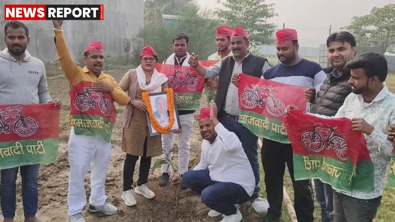 वाराणसी: रामनगर में सपा ने मनाई मुलायम सिंह यादव की जयंती, किया वृक्षारोपण