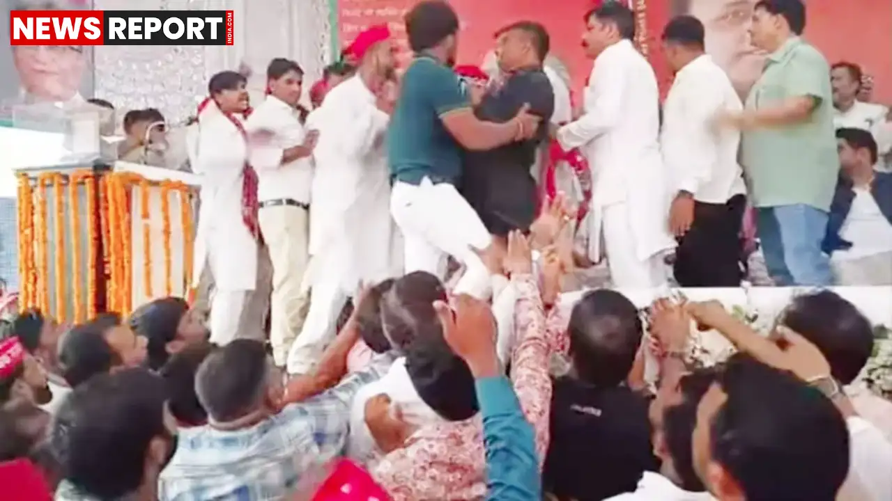 अलीगढ़: सपा के संविधान मान स्तंभ दिवस कार्यक्रम में कार्यकर्ताओं में आपस में हुई भिड़ंत, जमकर चले लात-घूंसे अलीगढ़: सपा के संविधान मान स्तंभ दिवस कार्यक्रम में कार्यकर्ताओं में आपस में हुई भिड़ंत, जमकर चले लात-घूंसे