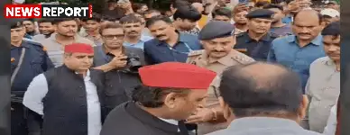 अखिलेश यादव ने इटावा-मैनपुरी मार्ग पर दुर्घटनाग्रस्त पति-पत्नी और नाबालिग बेटी को अपनी एंबुलेंस से अस्पताल भिजवाया।