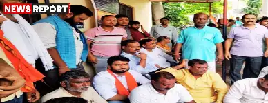 वाराणसी के चितईपुर थाने में भाजपा नेता जितेंद्र केसरी से पुलिस के दुर्व्यवहार के आरोप पर कार्यकर्ताओं ने धरना प्रदर्शन शुरू किया।