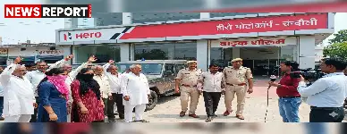 चंदौली के एक बाइक शोरूम में दो महिला कर्मियों ने मैनेजर पर यौन शोषण का आरोप लगाया, जिसके बाद थाने में घंटों ड्रामा चला।