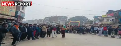 चंदौली के चहनिया चौराहे पर किन्नर समाज ने बमबाजी के विरोध में और आरोपियों पर बुलडोजर कार्रवाई की मांग को लेकर चक्का जाम किया।