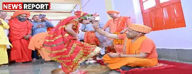 गोरखपुर: सीएम योगी ने महानवमी पर किया कन्या पूजन, आशीर्वाद लेकर खिलाया भोजन