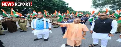 मुख्यमंत्री योगी आदित्यनाथ ने स्वतंत्रता दिवस की पूर्व संध्या पर लखनऊ में तिरंगा यात्रा शुरू की, जिसमें स्कूली बच्चे भी शामिल थे।