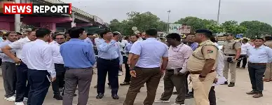 लखनऊ मंडल के डीआरएम सुनील कुमार वर्मा ने वाराणसी कैंट स्टेशन का औचक निरीक्षण कर गंदगी पर अधिकारियों को फटकारा और स्वच्छता पखवाड़े की शुरुआत की।