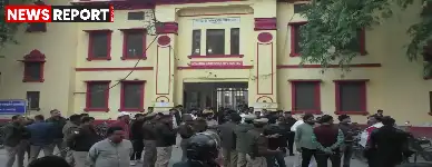 वाराणसी के काशीविद्यापीठ विश्वविद्यालय में एलएलएम छात्र को तीन पूर्व छात्रों ने पिस्टल दिखाकर धमकाया, जिससे परिसर में हड़कंप मच गया।